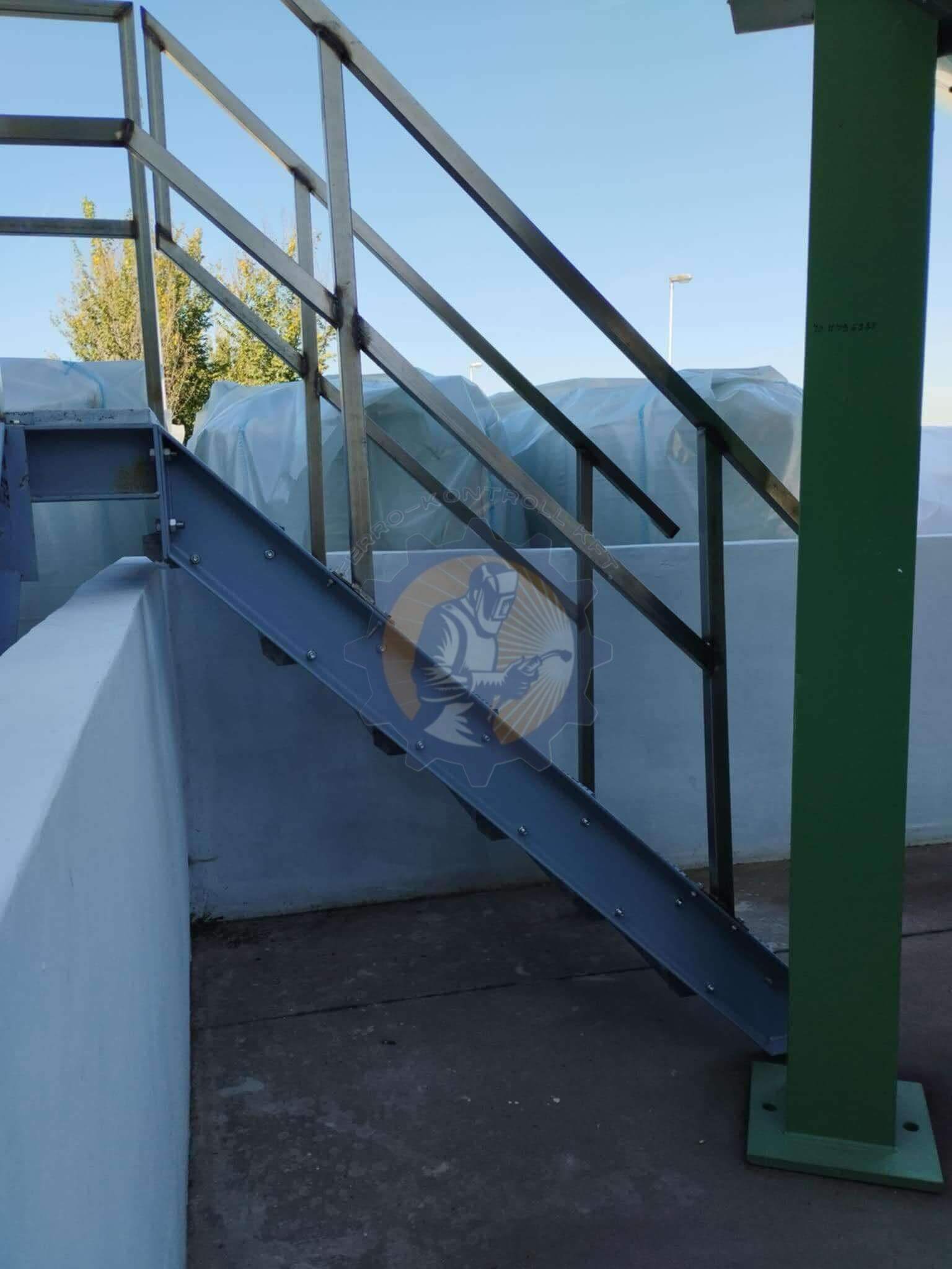 Acélszerkezetből podeszt